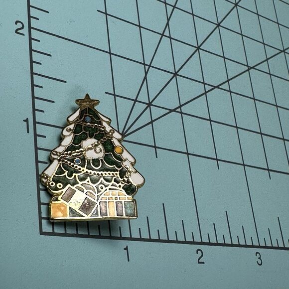 Vintage Cloisonne Christmas Tree Lapel Pin Gold Tone Presents Underneath 1-1/4" - Picture 5 of 8